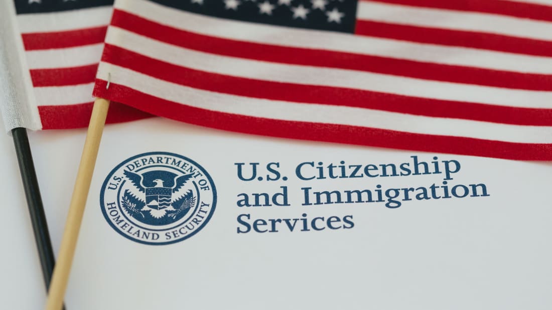 US citizenship test flashcards — bilingual English and Vietnamese civics questions with audio